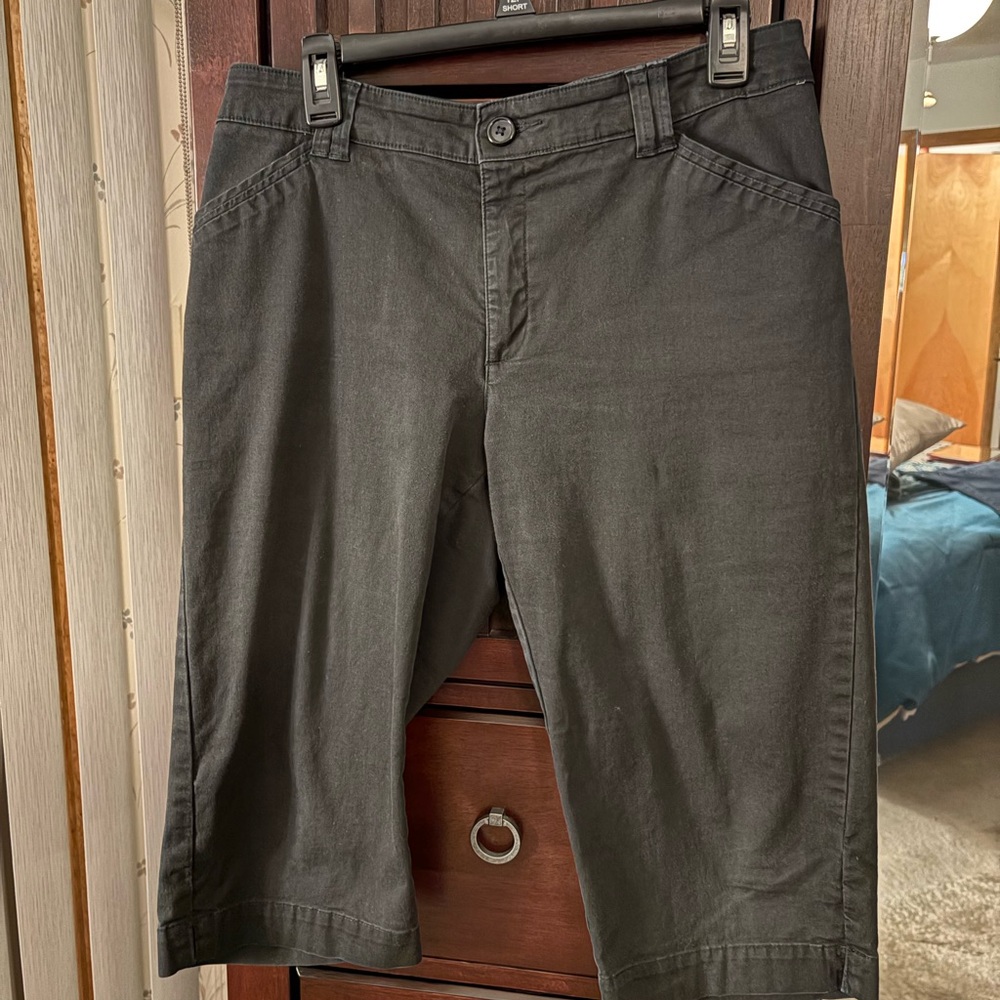 Lee “ just below the waist” Black Cotton Capris